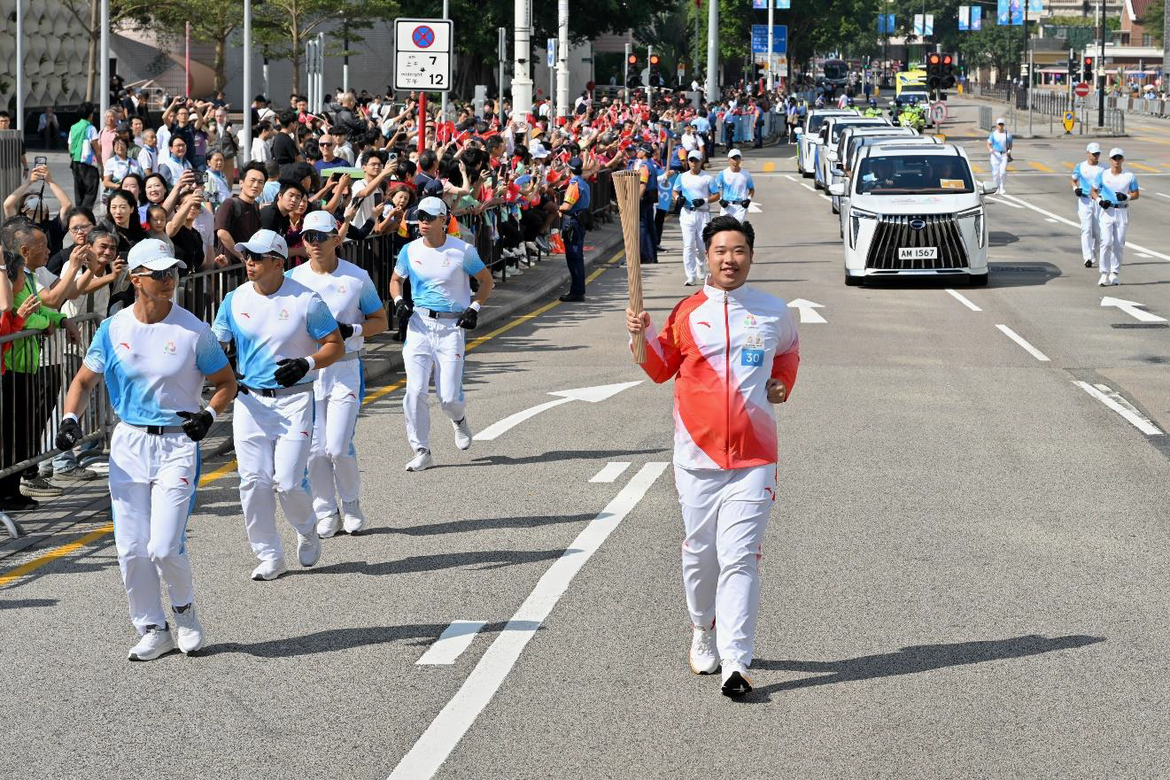 So Hei-wa participates in the torch relay. (Photo source: Information Services Department)