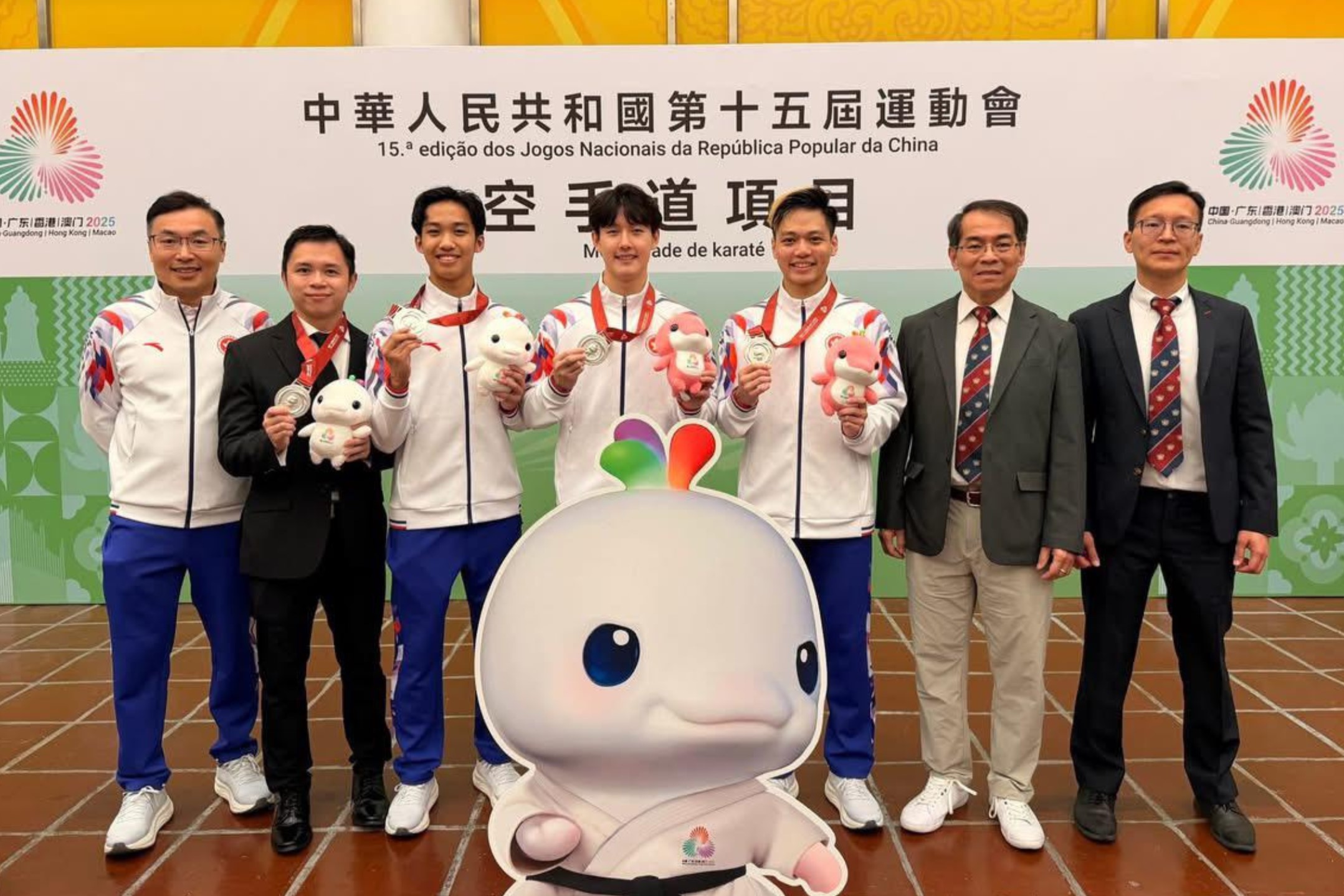 Chiu Chun-yin (3rd left) wins the silver medal.